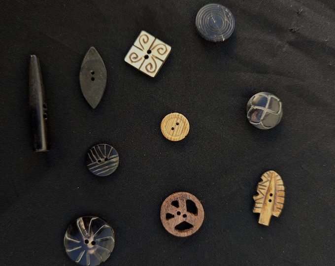 Hand-Carved Buffalo Horn and Wood Buttons – Unique Natural Decorative Fasteners