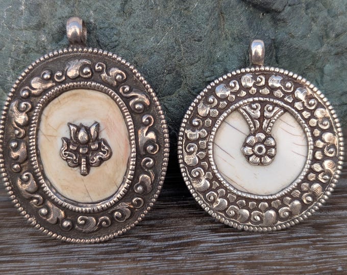 Tibetan Silver Shell Lotus Flower Pendant.(T1103-002)