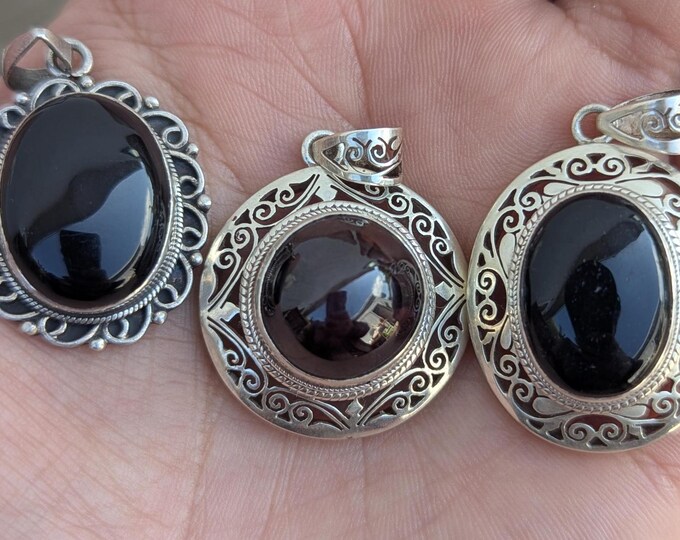 P3/15-17 - Natural Black Onyx Oval: 925 Sterling Silver Pendant (T12-015-17)