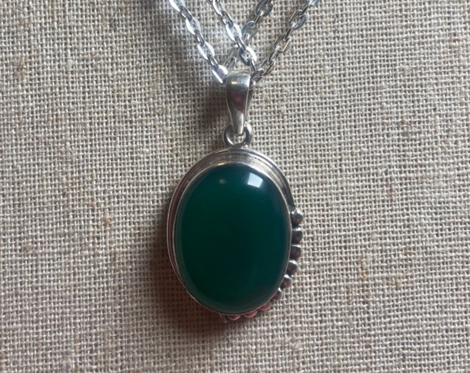 P3/30 - Natural Green Onyx Gemstone with of Silver Pendant. (T12-030)