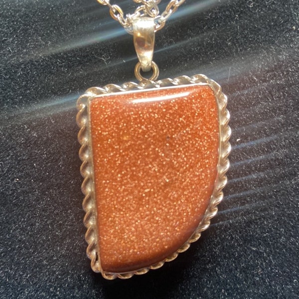 P3/11 - Natural Sunstone Pendant: 925 Sterling Silver (T12-011)