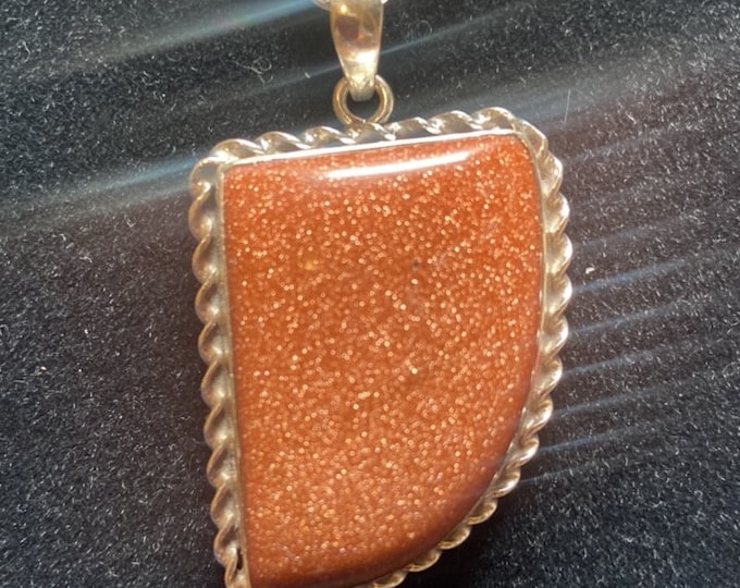 P3/11 - Natural Sunstone Pendant: 925 Sterling Silver (T12-011)