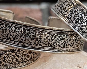 Vintage Handmade Silver carving Tibetan Cuff Bracelet (cb-117)