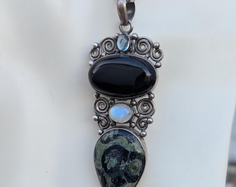 Vintage sterling silver pendant with serpentine and black onyx gemstone with crystal crown (p7-026)