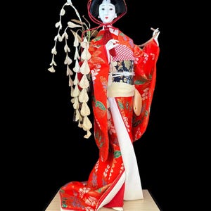 Maiko Geisha Girl Doll This gorgeous and adorable geisha doll. Dressed in an opulent traditional costume.