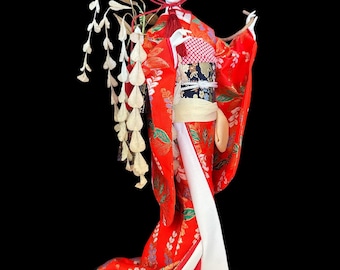Maiko Geisha Girl Doll This gorgeous and adorable geisha doll. Dressed in an opulent traditional costume.