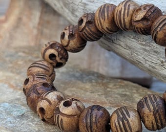 Beautifully carved Tibetan skull mala bracelet with amulet beads. (BM113)