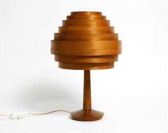 Belle lampe de table à lattes en panneaux de particules de placage de pin des années 1960 par Hans Agne Jakobsson | AB Ellysett - Markaryd | Fabriqué en Suède