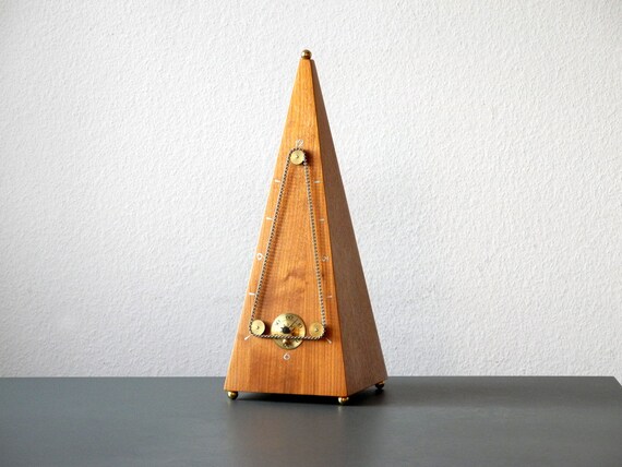 Orologio con deals vetro a piramide