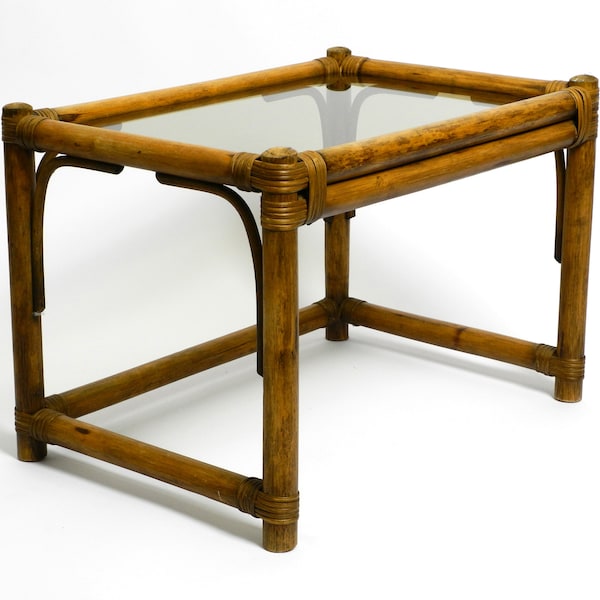 Magnifique canapé ou table d'appoint des années 1970 en bois de bambou foncé avec plateau en verre fumé