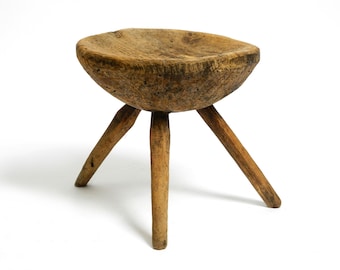 Magnifique tabouret à trois pieds en bois massif sculpté à la main des années 1900 avec une patine fantastique