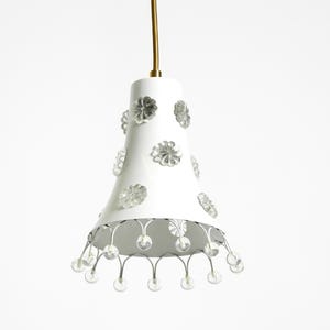 Prachtige kleine metalen hanglamp uit het midden van de vorige eeuw van Emil Stejnar in trompetvorm.