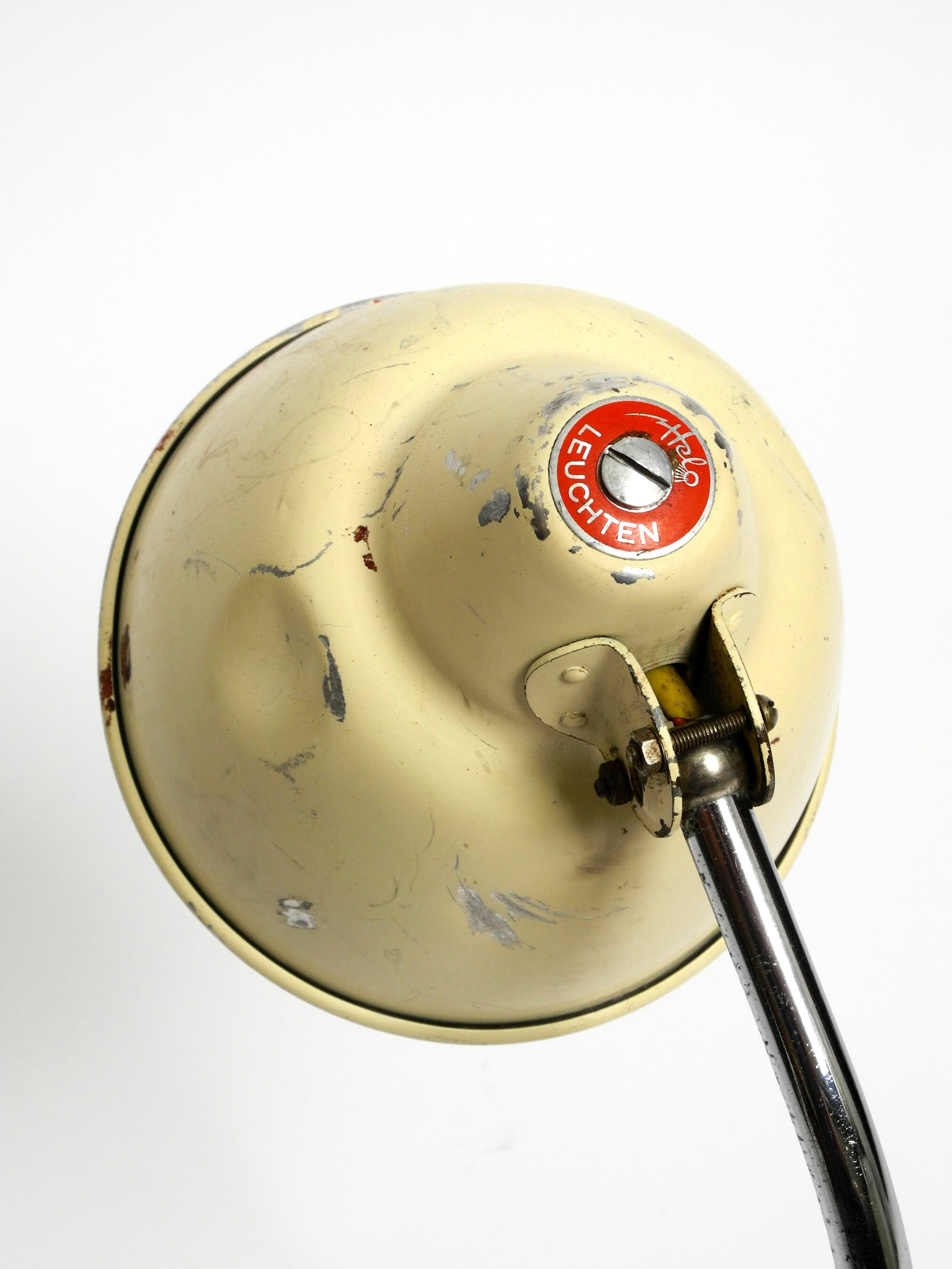 Rare lampe d'atelier industrielle en métal du milieu du siècle en beige  original de Helo Leuchten -  France