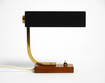 Belle petite lampe de table moderne du milieu du siècle en métal et en laiton avec base en teck