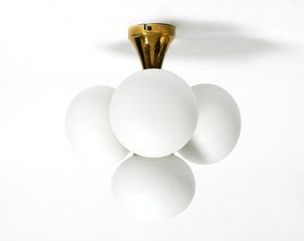 Magnifique plafonnier en laiton Space Age Kaiser Leuchten des années 60 avec 4 boules de verre ovales blanches