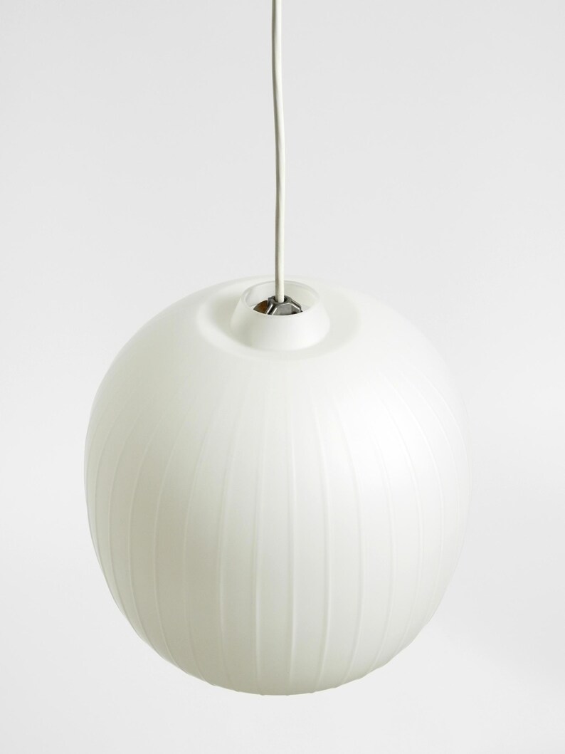 Puede incluir: Una l&aacute;mpara colgante esf&eacute;rica blanca con detalles acanalados verticales. La luz cuelga de un cable blanco, mostrando un dise&ntilde;o minimalista. La l&aacute;mpara es de color blanco suave, adecuada para varios estilos de interior.