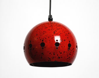 Belle petite lampe à suspension émaillée rouge noir moderne du milieu du siècle avec auvent original