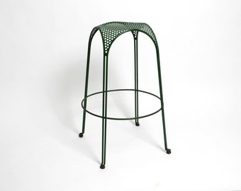 Beau et rare tabouret de bar italien des années 1960 en métal peint en vert avec assise en métal perforé