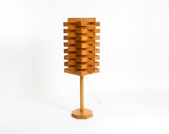 Große seltene 1960er Jahre Kiefer Spanholz Steh- oder Tischlampe aus skandinavischer Produktion | 120 cm Höhe