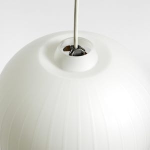 Puede incluir: Una l&aacute;mpara colgante esf&eacute;rica blanca con detalles acanalados verticales. La luz cuelga de un cable blanco y tiene una parte superior circular. El accesorio es un dise&ntilde;o moderno, adecuado para la iluminaci&oacute;n interior.