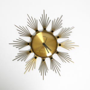 Wonderful original 1950s Sunburst wall clock by Atlanta made of brass and battery operated