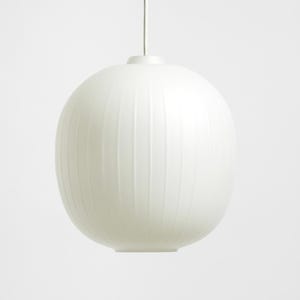 Puede incluir: L&aacute;mpara colgante ovalada blanca con l&iacute;neas verticales texturizadas. Cuelga de un fino cable blanco. El dise&ntilde;o minimalista es adecuado para interiores modernos. Aproximadamente 30 cm de di&aacute;metro.