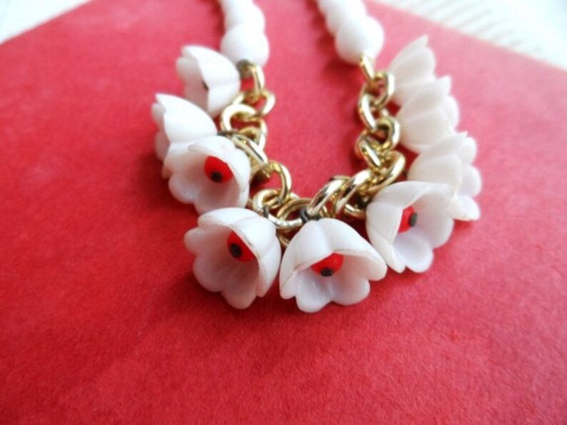 Striking White Beads /& Flowers with Red Centers Rare M West Germany Milk Glass Beaded Choker Necklace with Plastic Flower Clusters