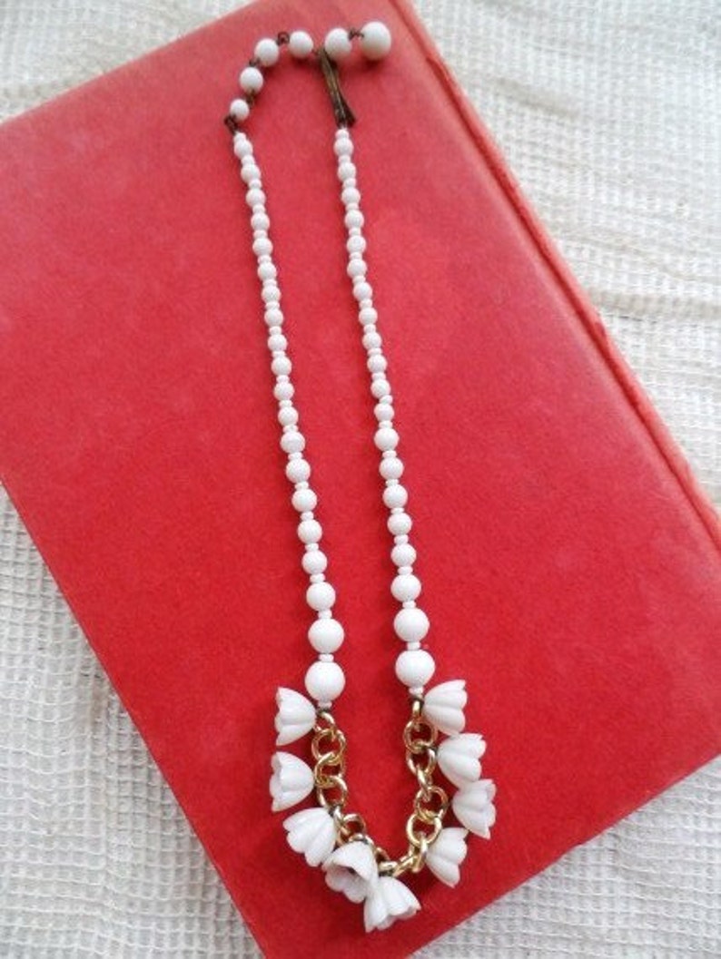 Striking White Beads /& Flowers with Red Centers Rare M West Germany Milk Glass Beaded Choker Necklace with Plastic Flower Clusters