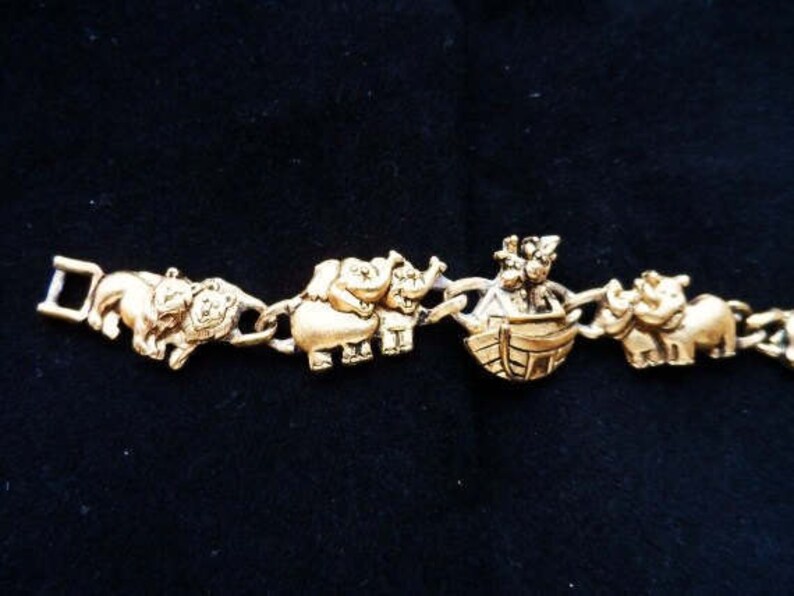 Child Size NOAH/'S ARK Charm Bracelet-Vintage Gold Tone Charms-Ark-Elephants-Lions-Giraffe-Rhinocerous Animal Charms-Orphaned Treasure-30817
