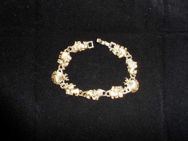 Child Size NOAH/'S ARK Charm Bracelet-Vintage Gold Tone Charms-Ark-Elephants-Lions-Giraffe-Rhinocerous Animal Charms-Orphaned Treasure-30817