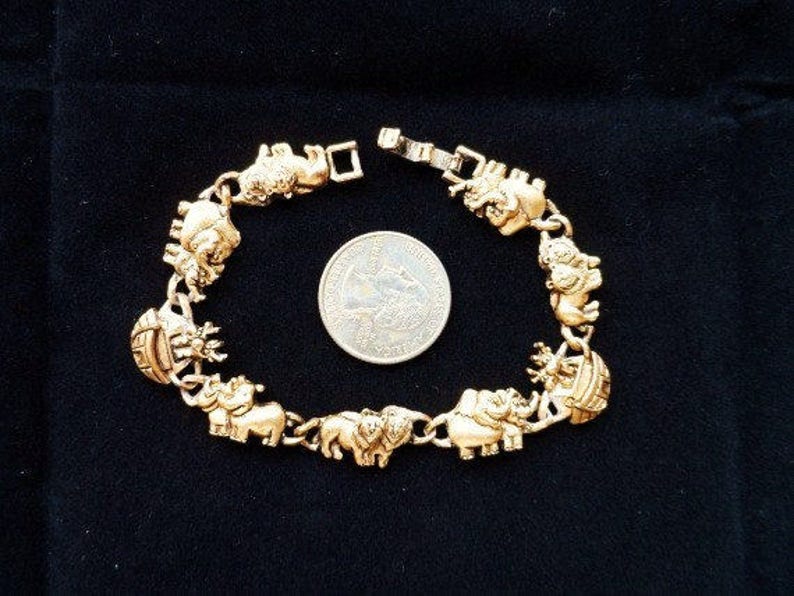 Child Size NOAH/'S ARK Charm Bracelet-Vintage Gold Tone Charms-Ark-Elephants-Lions-Giraffe-Rhinocerous Animal Charms-Orphaned Treasure-30817
