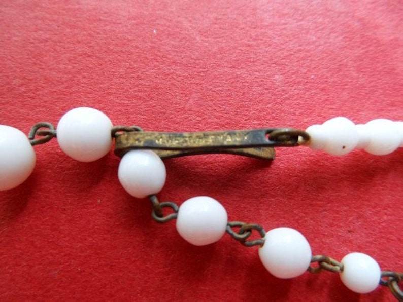 Striking White Beads /& Flowers with Red Centers Rare M West Germany Milk Glass Beaded Choker Necklace with Plastic Flower Clusters