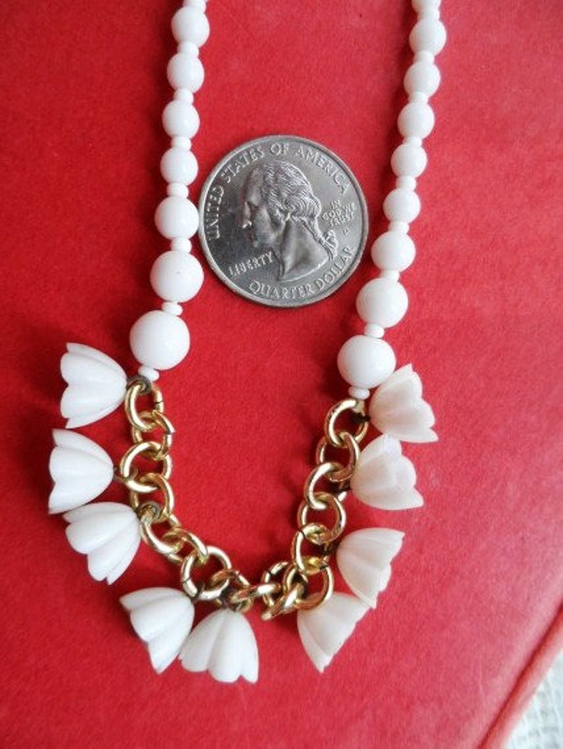 Striking White Beads /& Flowers with Red Centers Rare M West Germany Milk Glass Beaded Choker Necklace with Plastic Flower Clusters