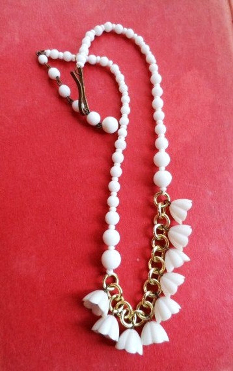 Striking White Beads /& Flowers with Red Centers Rare M West Germany Milk Glass Beaded Choker Necklace with Plastic Flower Clusters