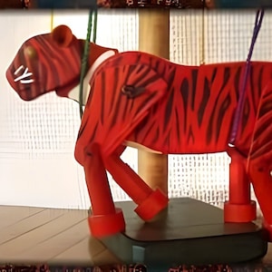 Tijgermarionet - een geanimeerde houten figuur van een wild dier
