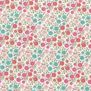 Puede incluir: Una tela blanca con un patrón repetitivo de flores rosas, rojas y azules. Las flores están dispuestas en diagonal y están rodeadas de pequeñas hojas verdes.