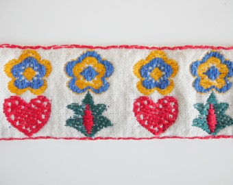 Coupon of 64 cm of old ribbon, embroidered flowers, hearts ...