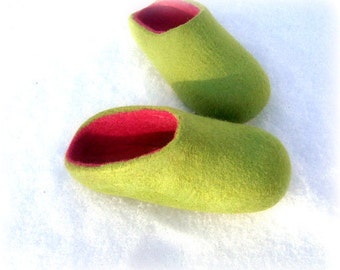 Felt Slippers   Wool Home Shoes Green with Pink Felted Slippers Men Wool Home Shoes  Women slippers Handmade slippers Woolen clogs Valenki