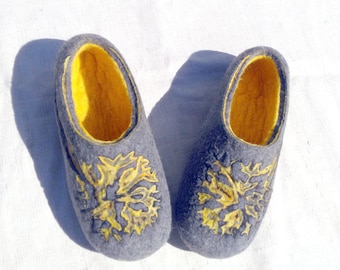 Felted Slippers / Wool Home Shoes Gray with yellow/with dandelion dekor/Women slippers Handmade slippers Woolen clogs Valenki