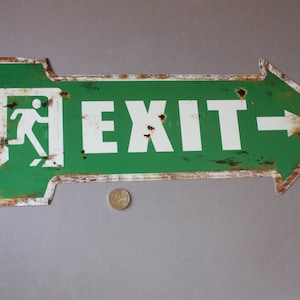以下が含まれることがあります： 白い文字で「EXIT」と書かれた緑と白の金属製の矢印看板。看板は使い古されたさびたような外観で、ドアから走っている人の白いシルエットが描かれている。