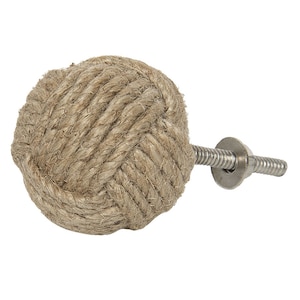 Peut inclure: Un bouton de porte en corde brune avec une vis en métal argenté. La corde est nouée et la vis est fixée à l'arrière du bouton.