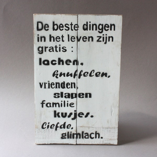 De beste dingen in het leven zijn gratis lachen knuffelen vrienden slapen familie kusjes liefde glimlach" wall plaque with text, rustic sign