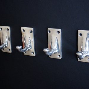 4 Haken Alu poliert grau, schlichte Garderobenhaken, Metallhaken, Wandhaken, Kleiderhaken, Handtuchhaken, Huthaken