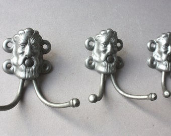 5 Art Déco Haken New Old Stock Gesicht grau, Garderobenhaken, Doppelhaken, Metallhaken, Wandhaken, Kleiderhaken, Handtuchhaken, Vintage