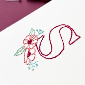 Handgenähte rosa und pfirsich florale Initialenkarte