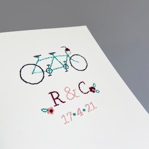 Carte et date de couple de bicyclette de tandem cousues à la main