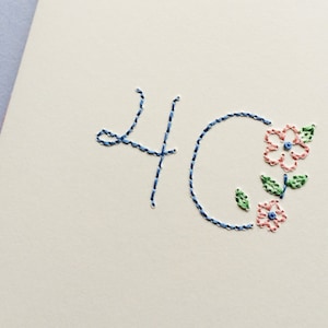 Cartão de aniversário de 40 anos com flores costuradas à mão