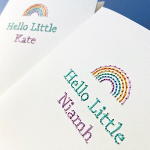 Carte de vœux personnalisée arc-en-ciel pastel pour nouveau-né, cousue à la main