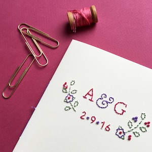 Met de hand gestikt paar initialen Keepsake bruiloft/verjaardag met datum hieronder