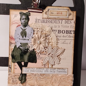 以下が含まれることがあります： ヴィンテージスタイルのカードで、白いドレスと蝶ネクタイを着た若い女の子の白黒写真が写っています。カードはレースの縁取りと花の装飾が施されています。カードのテキストは「No. 251 Etablissement des Eau de la Vanne filtré Vive Bobet Quai des Celestins Paris, le Passage R.R. stub and amp plai To Via Nothing screws up your Friday like realizing it's only Tuesday.」です。